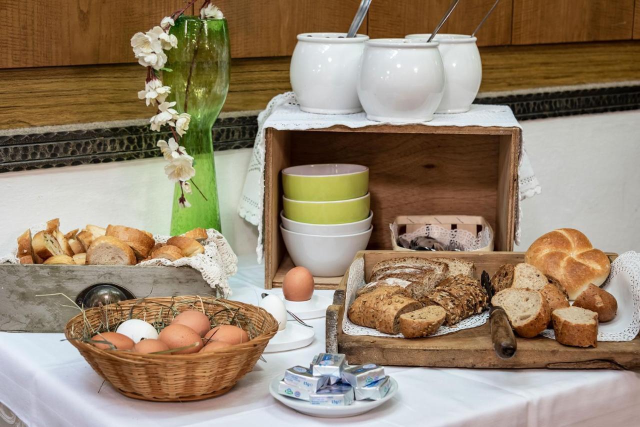 Hotel Weisse Lilie - B&B Rio di Pusteria Bagian luar foto