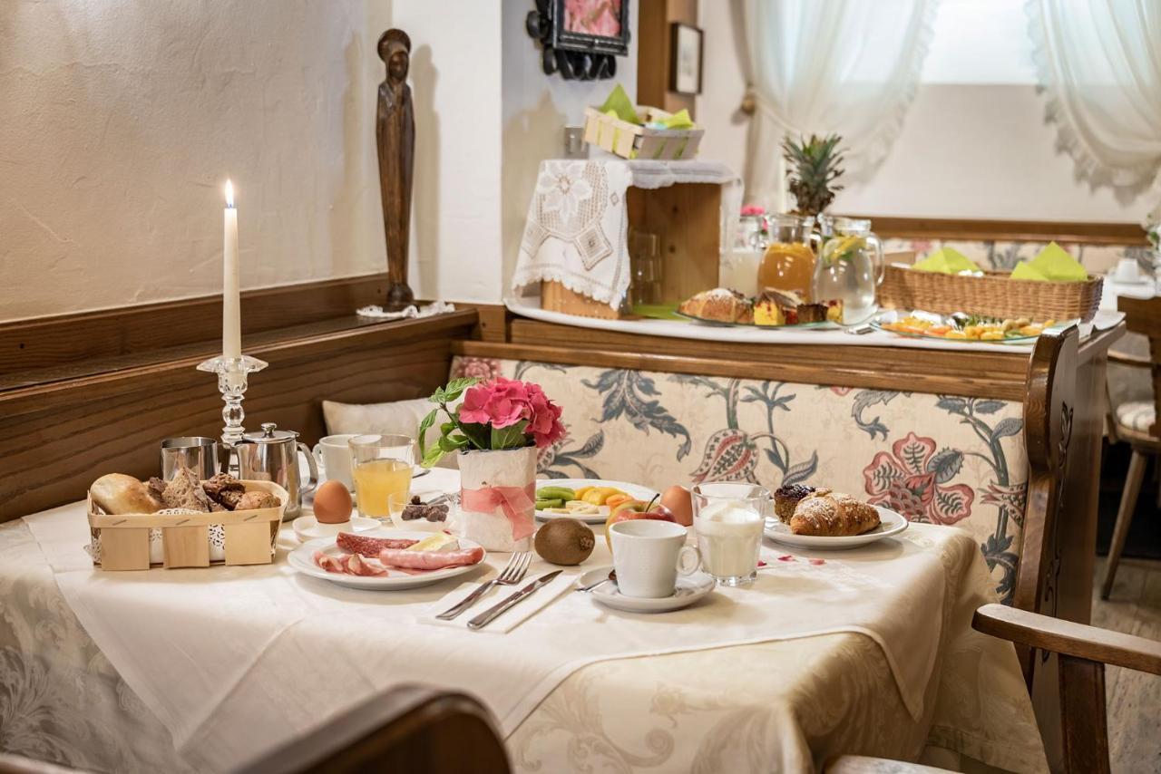 Hotel Weisse Lilie - B&B Rio di Pusteria Bagian luar foto