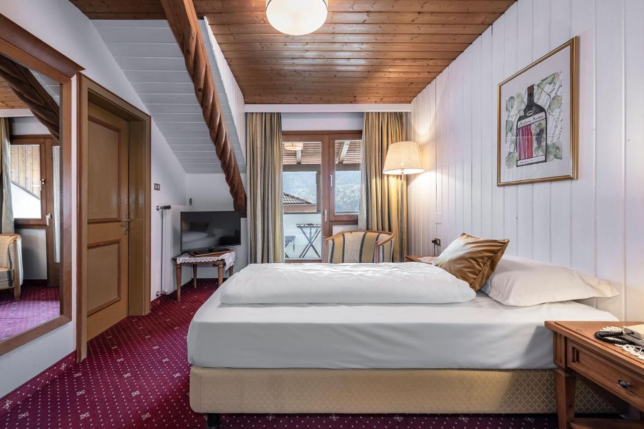 Hotel Weisse Lilie - B&B Rio di Pusteria Bagian luar foto